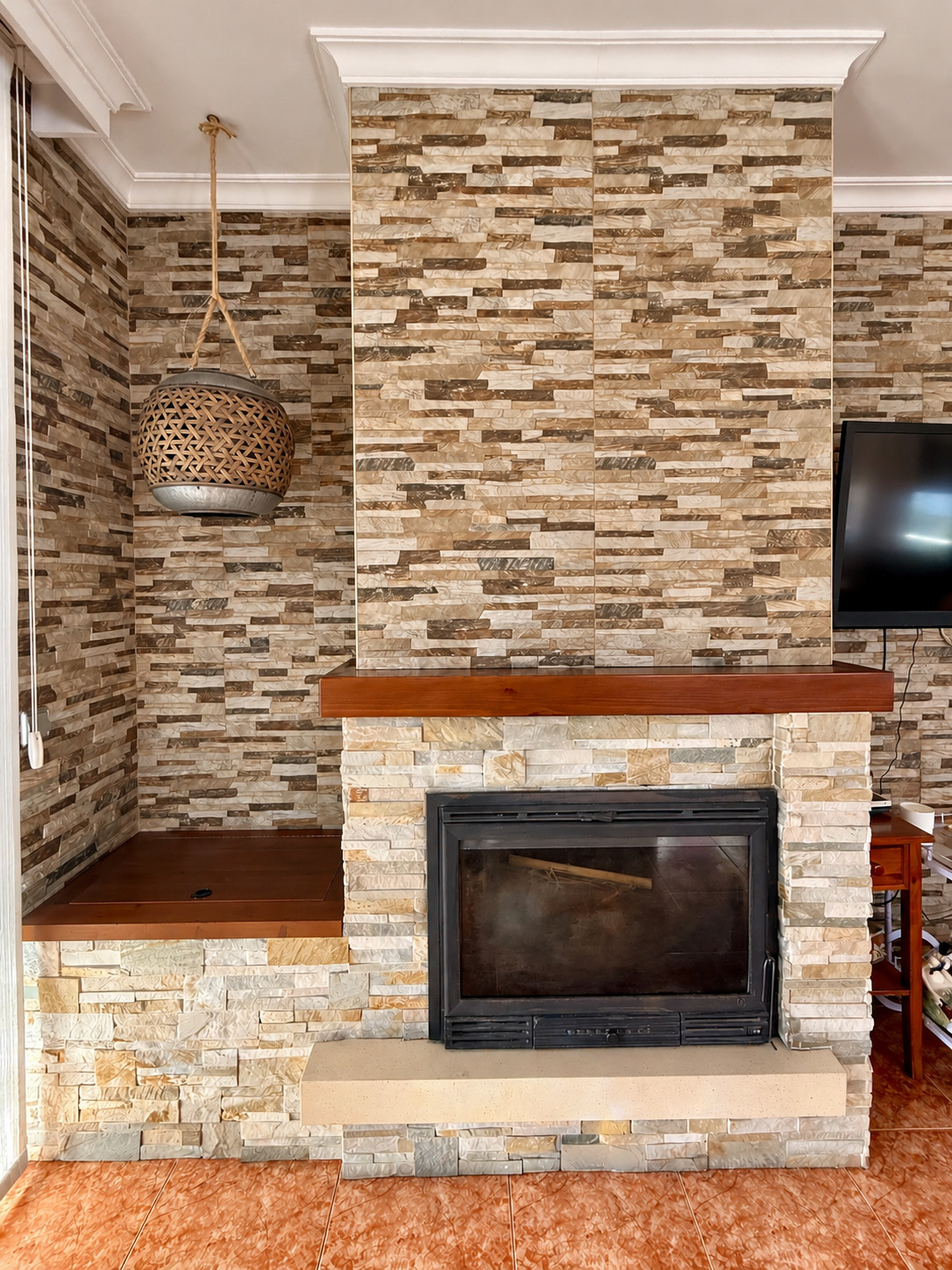 Salón moderno con chimenea de piedra
