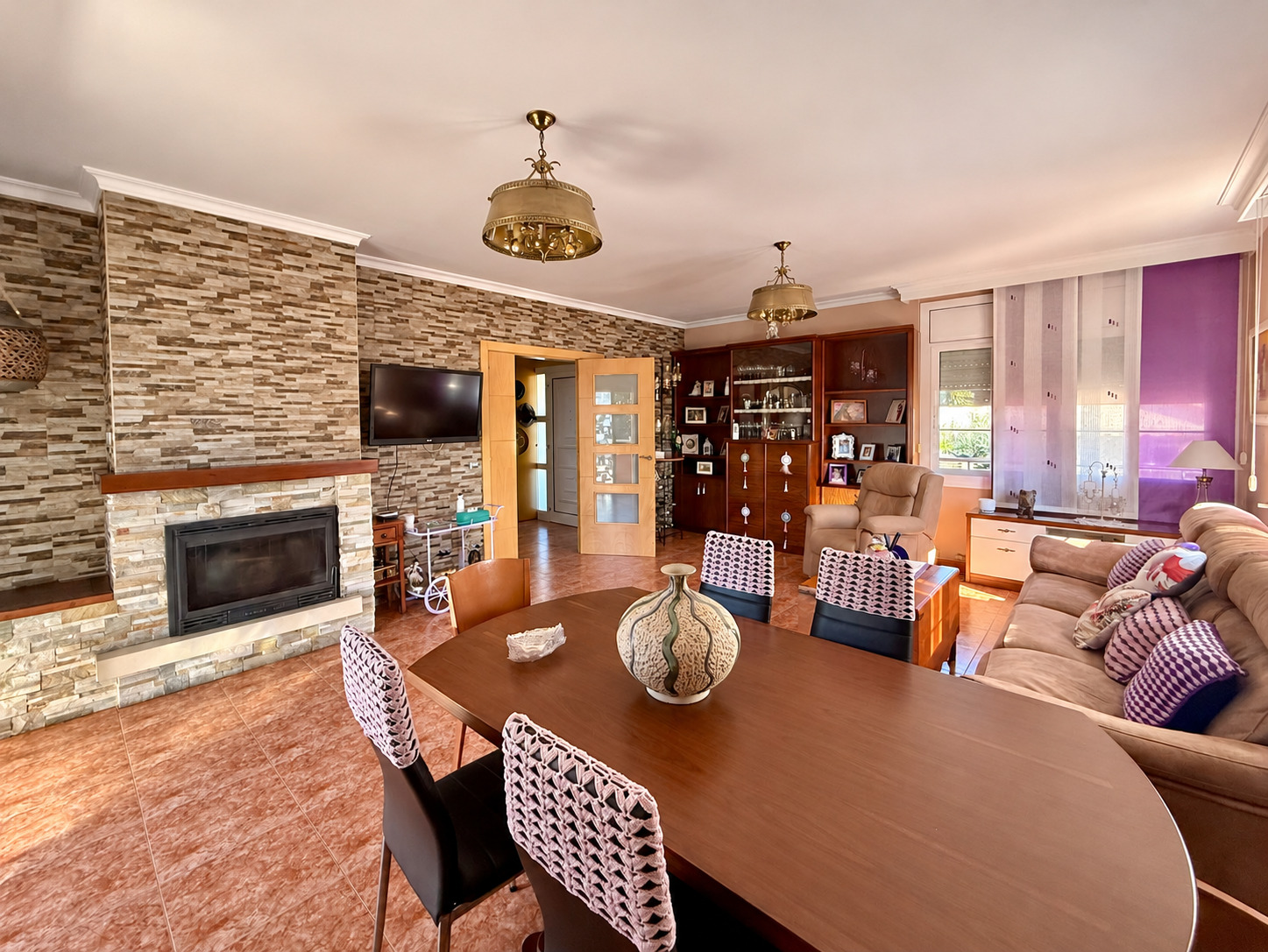 Salón acogedor sin cuadro sobre la chimenea