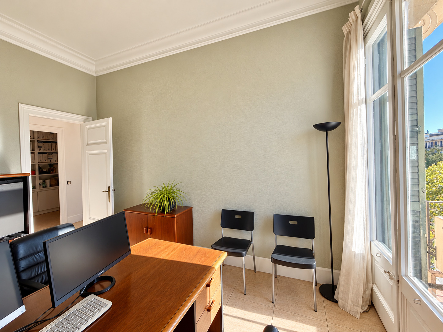 Oficina luminosa con mobiliario elegante