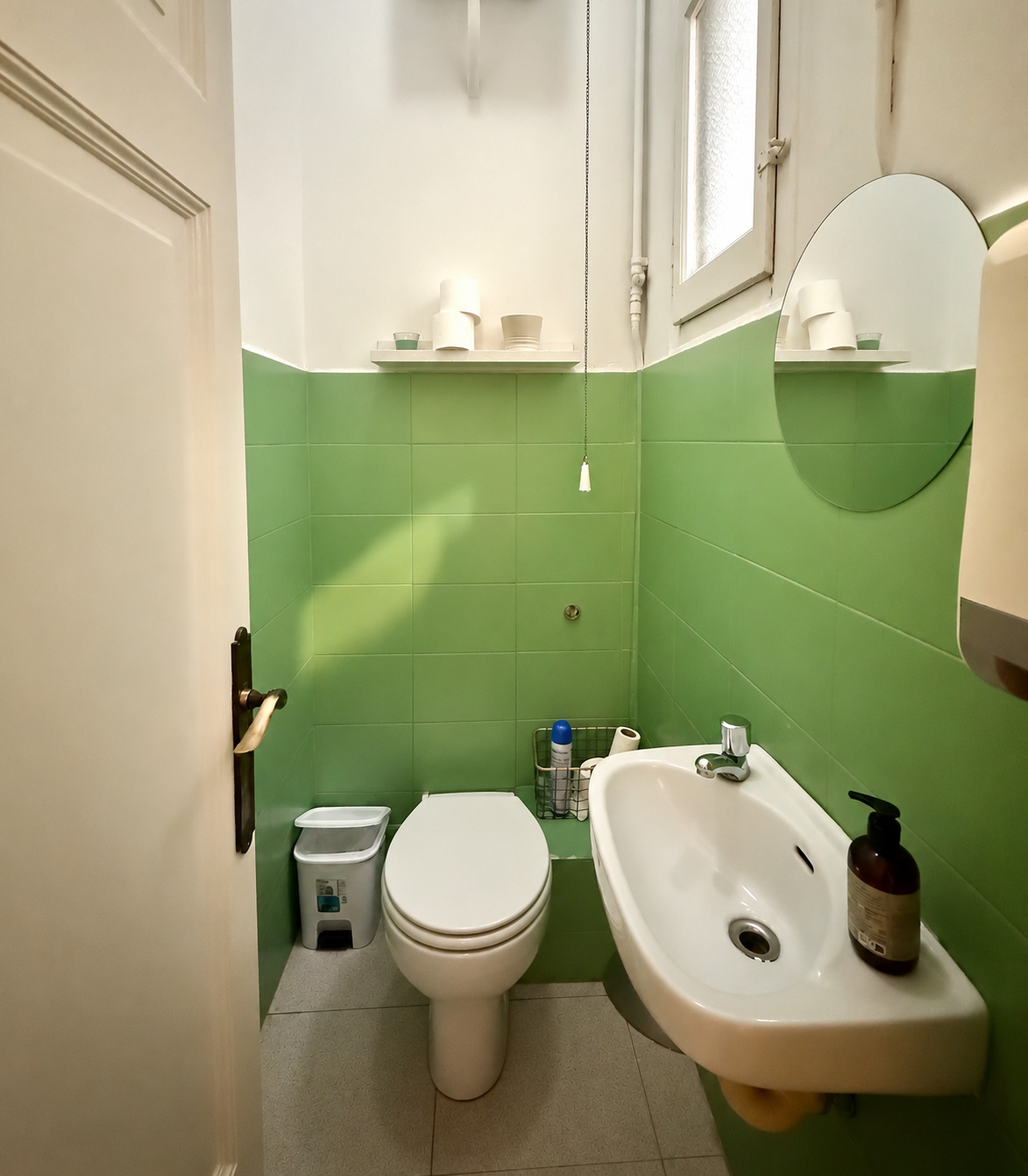 Baño compacto retro con inodoro cerrado