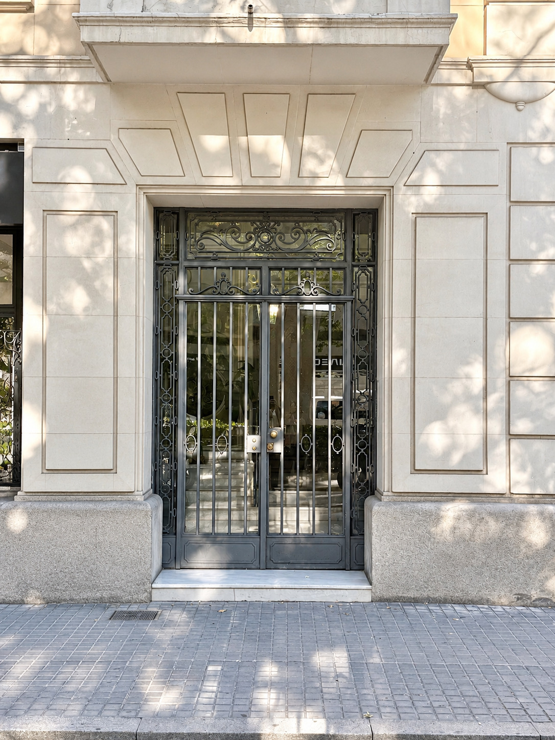 Entrada clásica de hierro y cristal