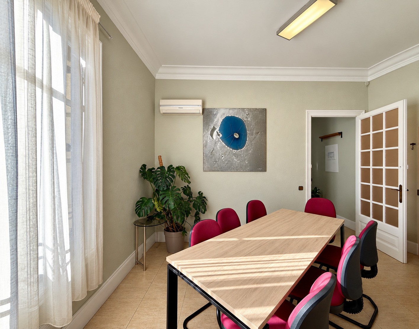 Sala de reuniones luminosa y moderna