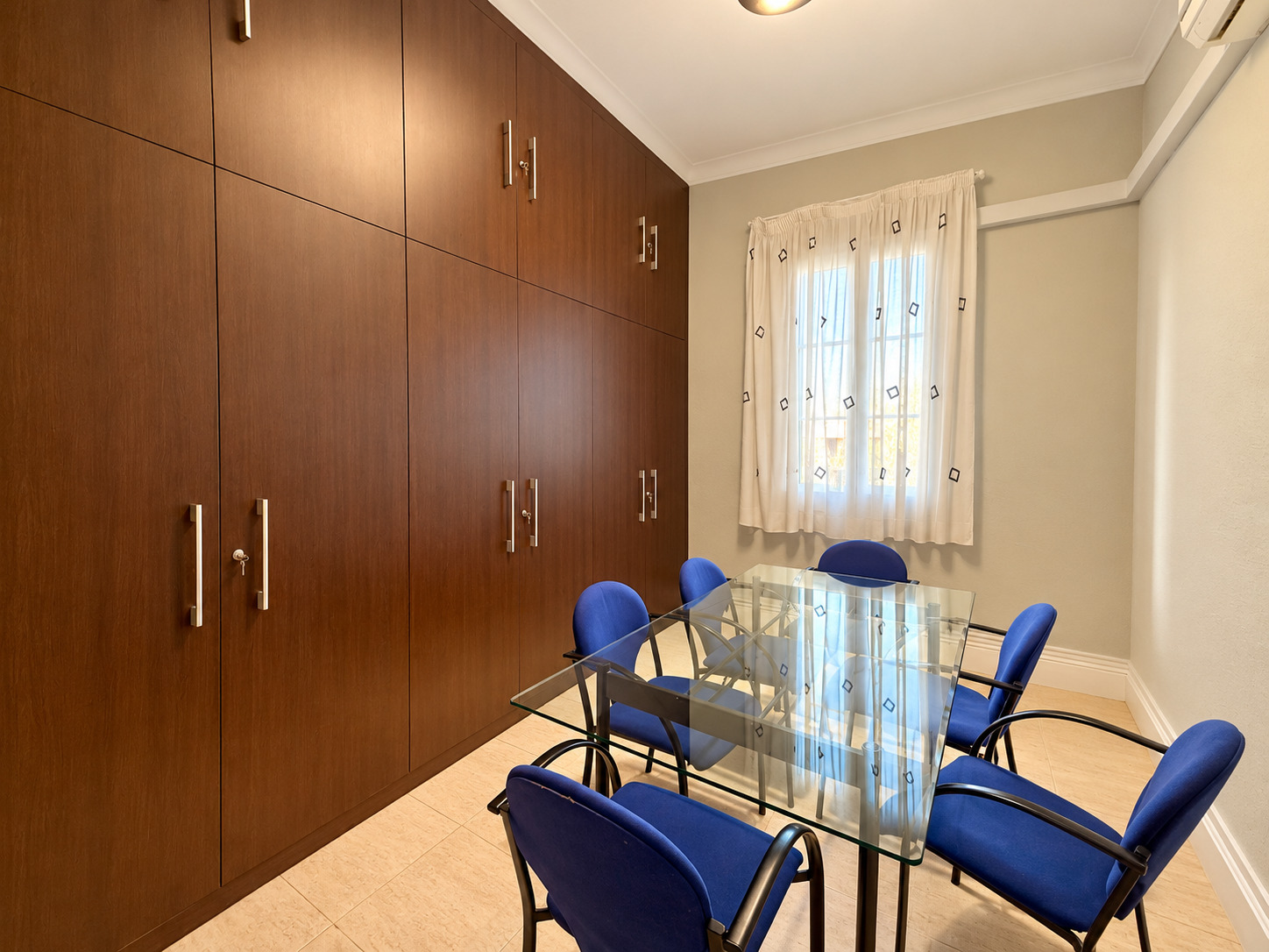 Sala de Reuniones con Armarios de Madera