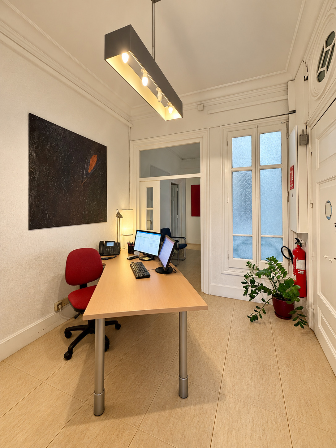 Recepción de oficina ordenada y luminosa