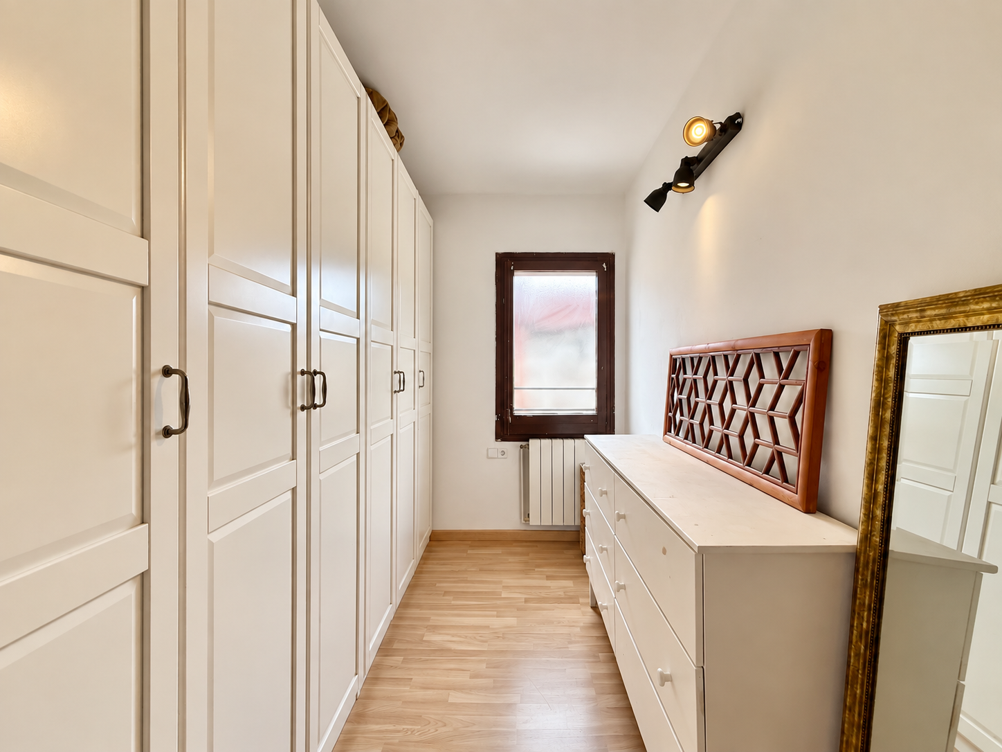 Habitación con armarios del ático en Cornellà